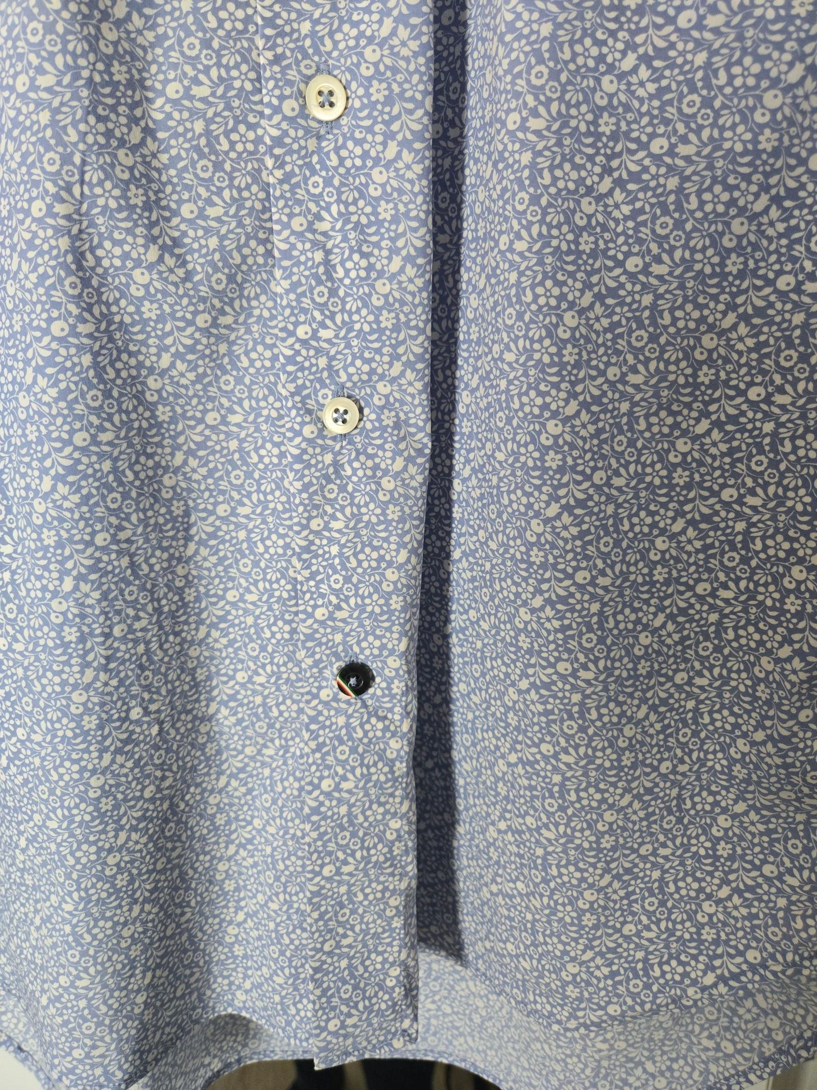 Camisa con pequeñas flores Rossi talla M – photo 5